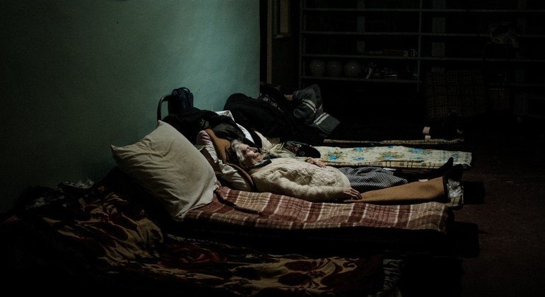 Mulher de 85 anos dorme em bunker de fábrica em Severodonetsk, na Ucrânia 
