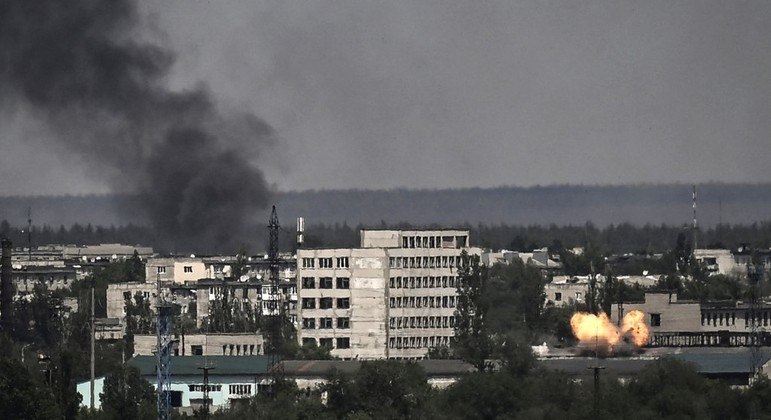 Explosão ocorre em Severodonetsk durante combates entre tropas ucranianas e russas