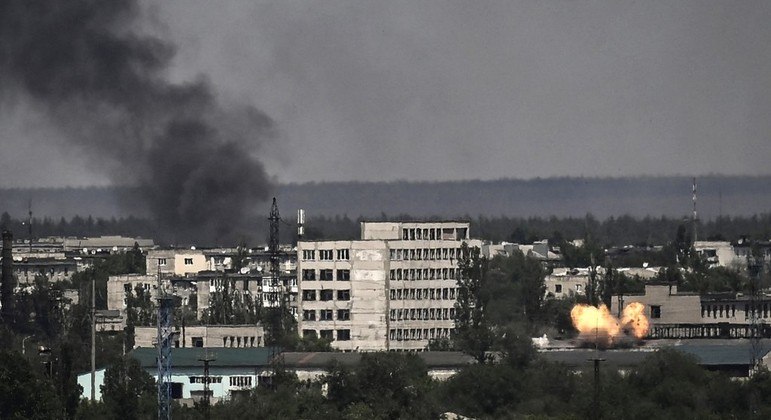Fumaça e incêndio são vistos na cidade de Severodonetsk, na Ucrânia 