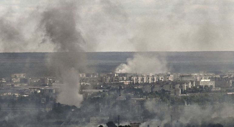 Cidade de  Severodonetsk com fumaça e incêndios após batalha entre russos e ucranianos