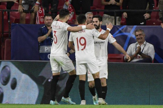 Os gols do Sevilla foram marcados por Youssef, Isco e Montiel. Do lado do Copenhague, Khocholava acabou expulso, durante os acréscimos
