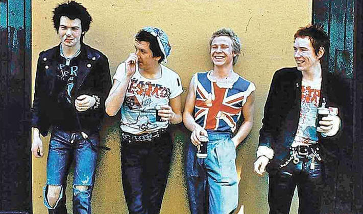 Sex Pistols - Criada em 1975, a banda foi precursora do movimento punk no Reino Unido, junto ao empresário Malcolm McLaren e sua namorada, a estilista Vivienne Westwood.  Difundiram a moda punk que até hoje inspira novas bandas.