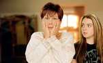 Jamie Lee Curtis e Lindsay Lohan em Sexta-Feira Muito Louca 2Em conversa com o New York Times, as atrizes falaram dos pedidos para que a comédia na qual mãe e filha trocam de corpo ganhe uma continuação. 'Enquanto eu rodava o mundo divulgando Halloween Ends, as pessoas queriam saber se faríamos outro Sexta-Feira Muito Louca. Quando eu voltei, falei com meus amigos da Disney e disse: 'Parece que temos um filme a ser feito'', afirmou Jamie. Lindsay também topa um segundo filme: 'Jamie e eu estamos abertas para uma continuação, estão deixamos nas mãos de quem manda. Nós só poderíamos fazer algo que as pessoas iriam amar muito', opinou