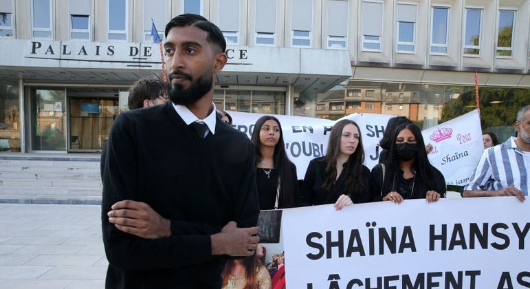 Yasin Hansye, irmão mais velho de Shaïna, em frente à Corte nesta sexta-feira (9), com mulheres que pediam justiça para  a francesa que foi morta aos 15 anos, em 2019