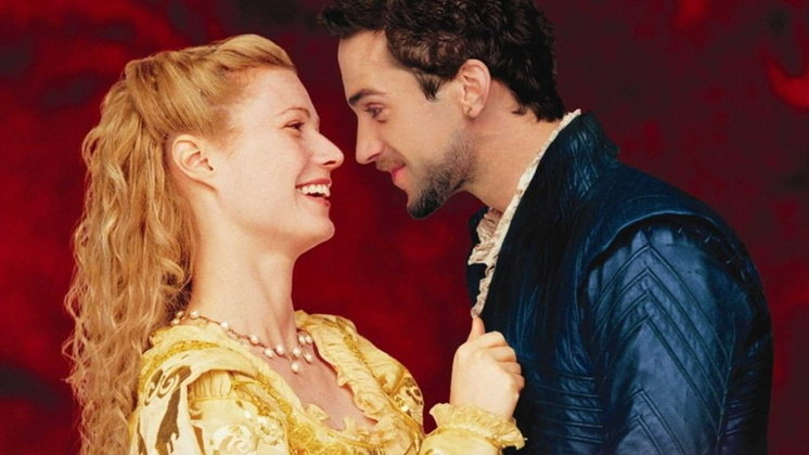 Shakespeare Apaixonado (1998) - 13 indicaçõesApesar de dividir opiniões atualmente, o drama estrelado por Gwyneth Paltrow e Joseph Fiennes conquistou a crítica quando foi lançado, garantindo um total de sete Oscars, dos 13 a que concorria. Na época, Gwyneth concorria ao prêmio de Melhor Atriz, que ela levou, com a brasileira Fernanda Montenegro, indicada por Central do Brasil. A trama acompanha William Shakespeare enquanto ele tenta escrever uma nova peça de teatro e usa sua paixão por Viola, personagem de Gwyneth, para se inspirar e criar Romeu e Julieta. A personagem então se veste de homem para participar da peça, já que mulheres não podiam atuar 