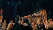 Shakira é carregada por multidão enquanto canta música com indiretas a Piqué