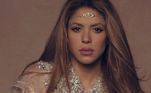 Shakira recebe multa após reclamações da mãe de Piqué A cantora é vizinha da ex-sogra e passou a dar festas extravagantes para provocá-la com música alta durante a madrugada. Então, a polícia foi chamada e Shakira foi multada em 300 euros. Anteriormente, a artista pendurou uma bruxa virada para a casa da mãe de Piqué