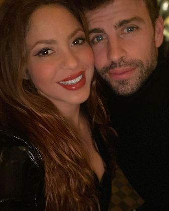 Na última quarta-feira (1º), surgiram novos boatos de que Piqué e Shakira teriam se separado após uma suposta traição do jogador. Segundo o jornal espanhol El Periódico, a cantora teria flagrado o marido com outra mulher e ele já teria saído de casa. Porém, os dois foram fotografados juntos em um carro próximos à casa do craque