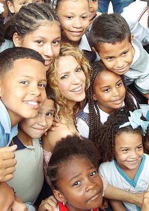 Shakira Isabel Mebarak Ripoll também é compositora, dançarina e multi-instrumentista colombiana, além de atuar regularmente como produtora, empresária, coreógrafa, atriz, e modelo. Ela é embaixadora da UNICEF e conhecida como 