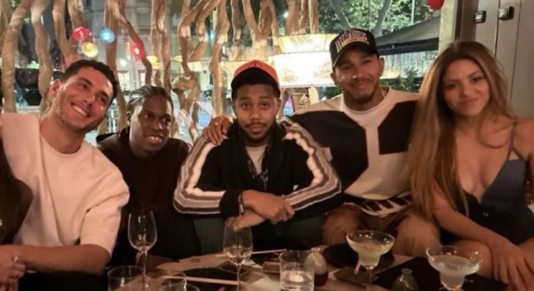 Shakira e Lewis Hamilton jantam com amigos