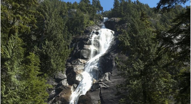 Jovens caíram de uma altura de 30 m nas quedas d'água de Shannon Falls