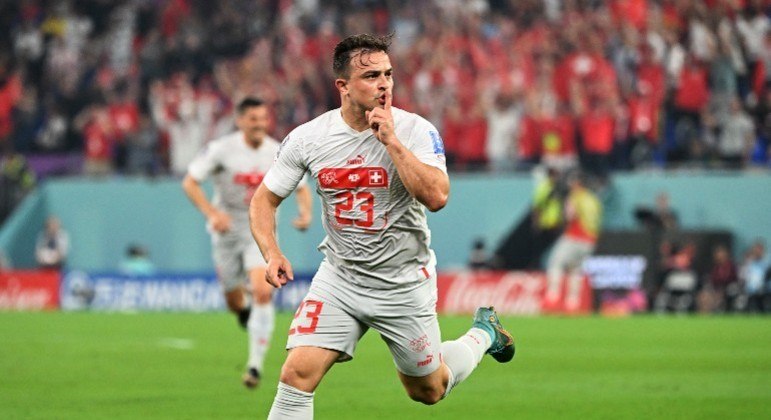 Shaqiri comemora gol que abriu o placar contra a Sérvia
