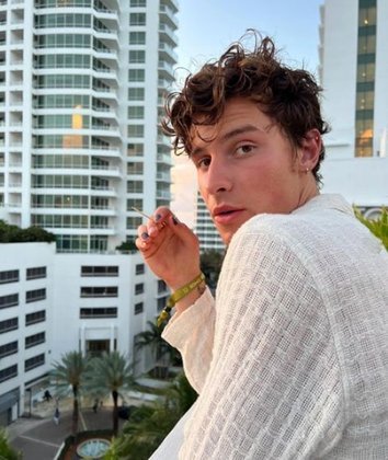 Shawn completou 24 anos na última segunda-feira (8). Ele é canadense, da pequena cidade de Pickring, do estado de Ontário. Mendes também é compositor e modelo e começou a ficar famoso em 2013, quando postou vídeos de cover no aplicativo vine. 