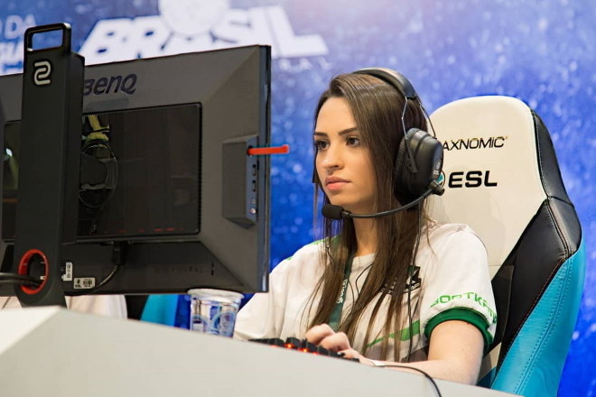 Resultado de imagem para Shayene Victorio de Barros, que se apresenta como influencer digital, foi processada por dezenas de pessoas, que disseram ter comprado produtos no site da empresa dela e não receberam nada