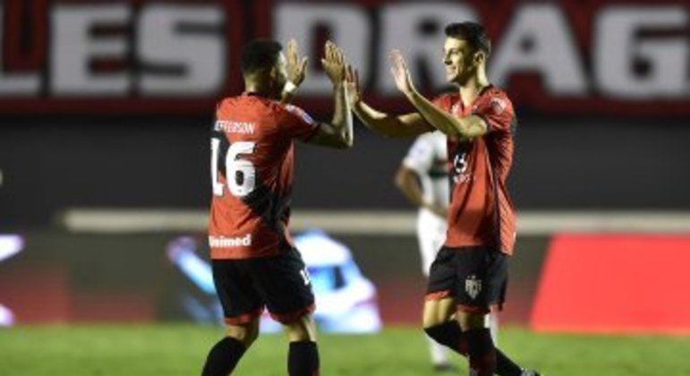 Shaylon comemora o gol contra o seu ex-clube. Liberdade pelo Atlético ter um jogador a mais