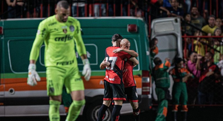 Shaylon comemora o gol marcado no empate entre Atlético-GO e Palmeiras pelo Brasileirão