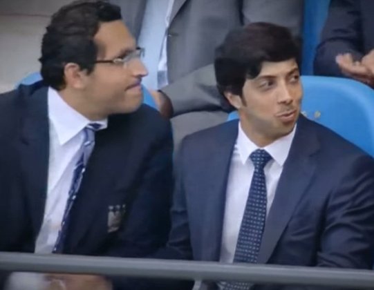  Sheikh Mansour (à direita na foto) - Clube: Manchester City - Fortuna estimada: 23 bilhões de libras (R$ 174 bilhões). Porém, ele é o comanda o fundo soberano do país, avaliado em 698 milhões de dólares pelo SWFI (R$ 5,2 trilhões)