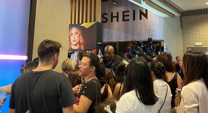 Fila de consumidores na abertura de loja da Shein em São Paulo