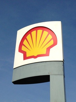 12. Shell: A rede de postos de gasolina afirmou que deixará todas as operações na Rússia. Com isso, a empresa vai renunciar a dois grandes projetos no local e, segundo a Bloomberg, terá uma perda de US$ 3 bilhões (cerca de R$14,4 bilhôes)