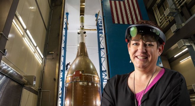Funcionários que estão construíndo o foguete usam headsets de realidade aumentada como o usado por Shelley Peterson na foto