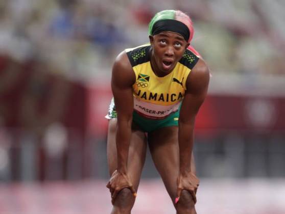 A jamaicana Shelly-Ann Fraser-Pryce apareceu toda estilosa com seu cabelo verde e rosa para correr na final dos 200 m rasos do atletismo