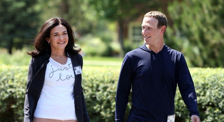 Sheryl Sandberg ao lado de Mark Zuckerberg, dono do grupo Meta