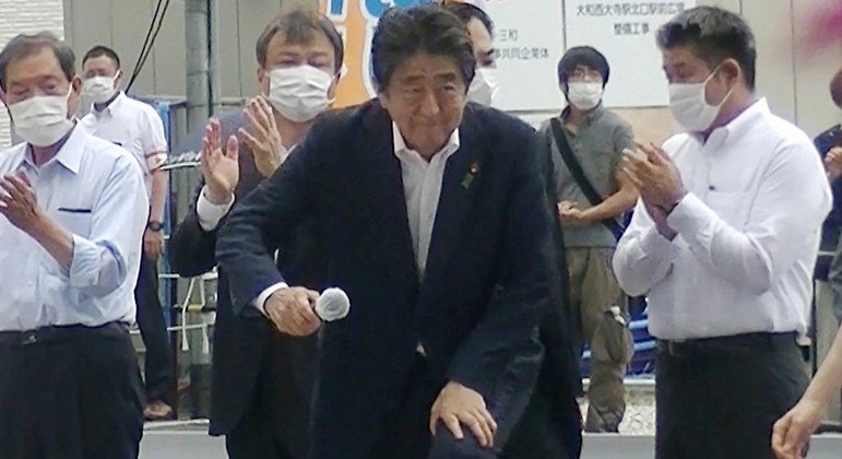 Imagem mostra momento em que Shinzo Abe inicia discurso durante comício em Nara