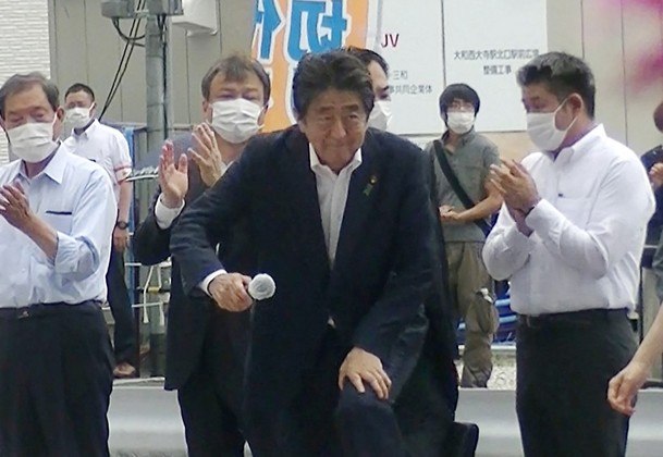 Em julho deste ano, o ex-primeiro-ministro do Japão Shinzo Abe morreu após ser baleado durante um comício na localidade de Nara, perto de Kyoto. O autor do ataque foi um homem de 41 anos, desempregado e que nutria um rancor contra o político