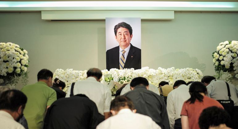 Japoneses prestam condolências ao ex-primeiro-ministro Shinzo Abe, assassinado na última sexta-feira (8), na cidade de Nara enquanto participava de campanha eleitoral