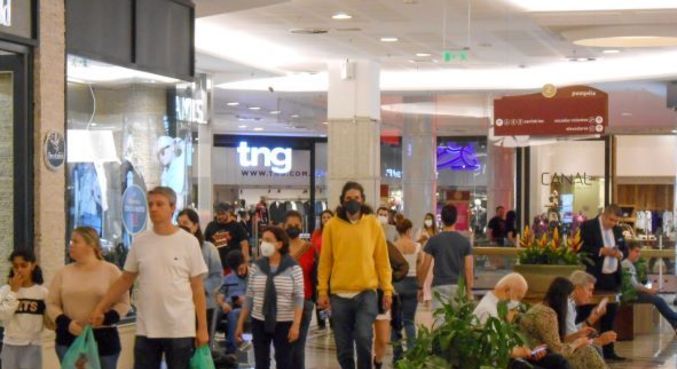 Movimento em shopping da zona oeste de São Paulo