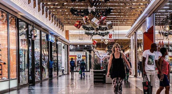 Shopping com decoração de Natal. Vendas devem ter maior crescimento dos últimos anos