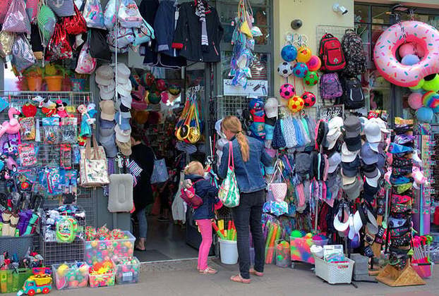 Shopping - No Brasil se refere a um centro comercial ou shopping center, mas em inglês, “shopping” significa ato de fazer compras.