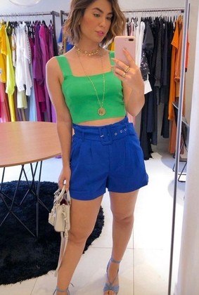 Short alfaiatariaDe acordo com Karina, essa peça é uma ótima opção para quem quer montar um look criativo e elegante. Ela recomenda finalizar o visual com um sapato moderno