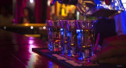 Bares e restaurantes foram fechados na Grécia por servir restos de bebidas 