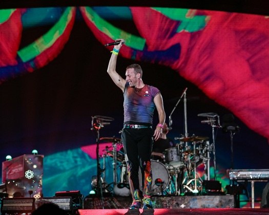 O vocalista Chris Martin brindou o público presente com muita empolgação.