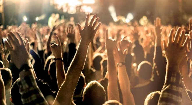 A lógica do comportamento de multidão impede os fãs de serem pisoteados em show de música