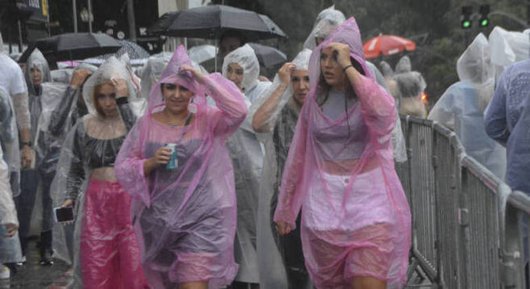  Fãs da banda Coldplay enfrentam chuva intensa nas filas no entorno do Estádio do Morumbi, em São Paulo, no final da tarde desta sexta-feira (10), antes do show do grupo britânico de rock alternativo.