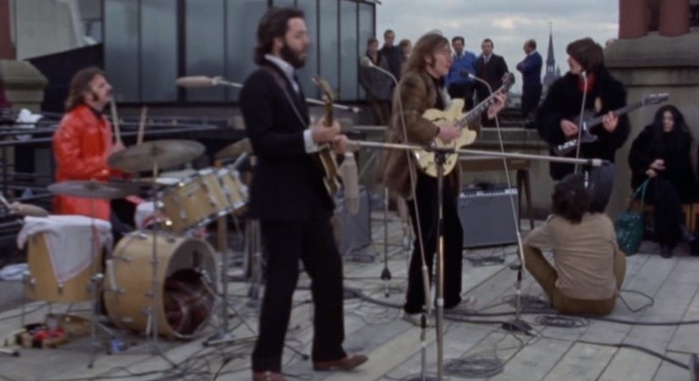 1969 — Os Beatles fazem show-surpresa no terraço do edifício da Apple CorpsO show-surpresa no topo do prédio em que funcionava a sede da gravadora da banda surpreendeu a todos, já que tudo apontava para a saída definitiva do grupo dos palcos. O ato parou a cidade de Londres, capital do Reino Unido, e a polícia local precisou interromper a apresentação, que acabou sendo realmente a última da banda