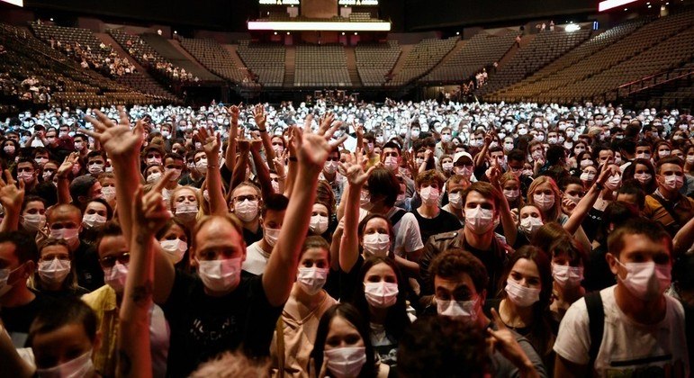 Show da banda Indochine reuniu 5 mil pessoa em Paris, na França