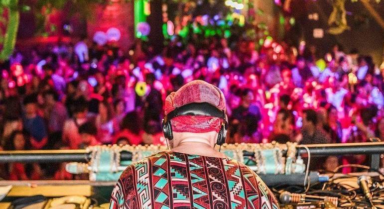 Shows e baladas são retomados em SP, mas com o uso de máscara