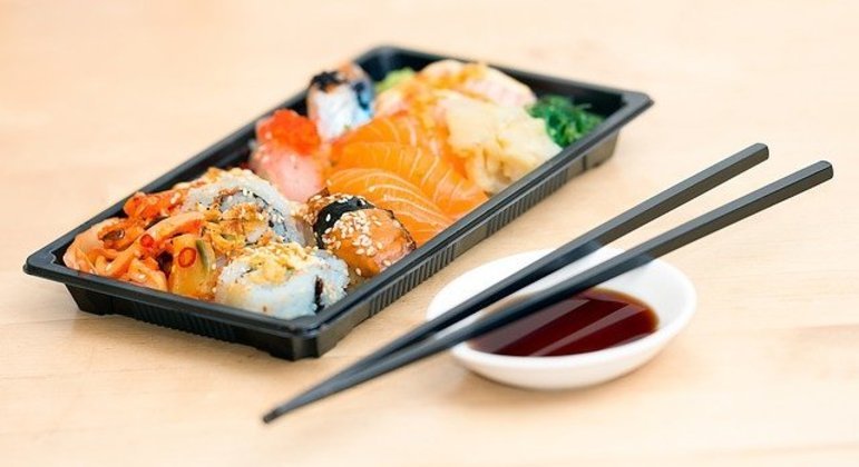 Shoyu ou molho de soja &eacute; consumido com sushis e sashimis