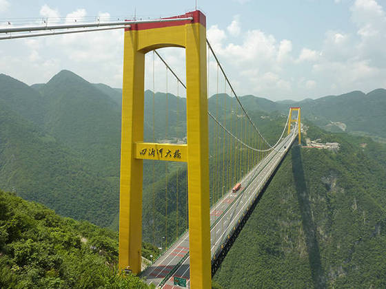Sidu - 496m - Inaugurada em 2009 na província de Hubei, na China. A ponte pênsil tem 1.222 metros de extensão e passa sobre o rio Sidu. Custou 85 milhões de euros  (meio bilhão de reais).