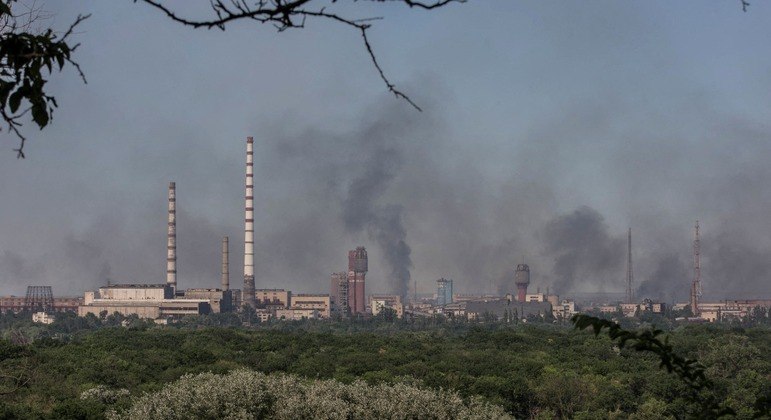 Em Severodonetsk, fumaça sobe após ataque russo a um complexo da fábrica  Azot