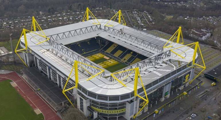 Signal Iduna Park (Borussia Dortmund) - Outro clube alemão que vendeu os naming rights foi o Borussia. Os valores do acordo com a empresa de seguros e serviços financeiros não foi revelado