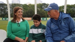 Mãe que narra jogo para filho cego torcedor do Palmeiras é finalista de prêmio da Fifa (Divulgação Palmeiras)