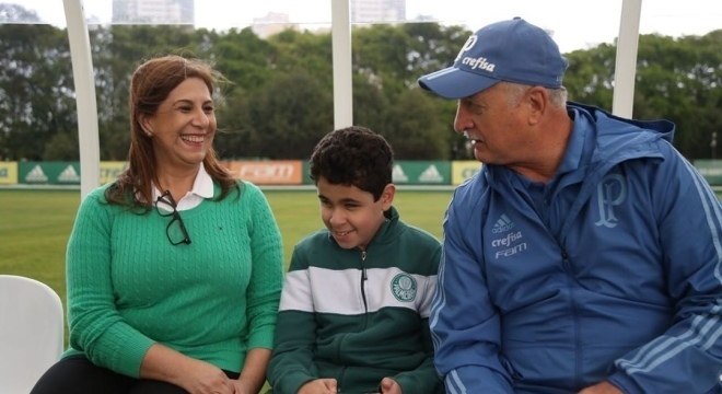 Silvia e Nikollas com FelipÃ£o quando foram conhecer os jogadores do Palmeiras