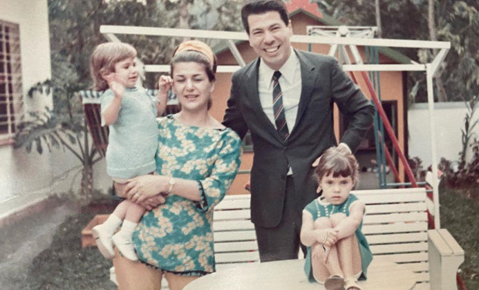 Antes de se casar com Íris, Silvio foi casado com Maria Aparecida, com quem teve as filhas Cíntia e Silvia