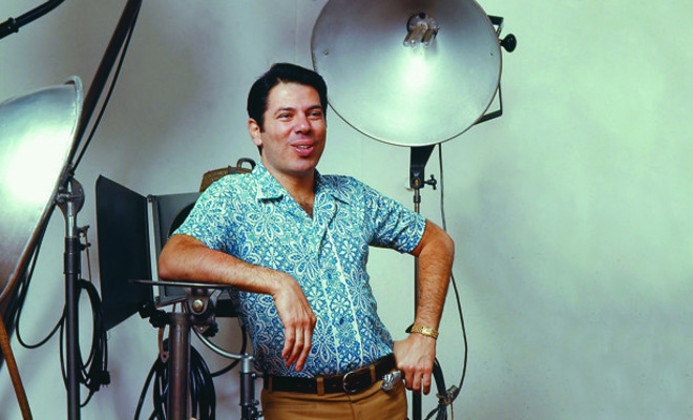 De camelô, aos 14 anos, a bilionário e uma das figuras mais populares da história dos meios tradicionais de comunicação, Silvio construiu um império e uma imagem que ocupam espaço relevante no imaginário de milhões de pessoas de diferentes gerações. Se por um lado programas de televisão são negócios desde a estreia como apresentador, em 1960, por outro a imagem dele foi se transformando em um mito