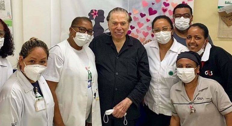 Silvio Santos após tomar a terceira dose da vacina