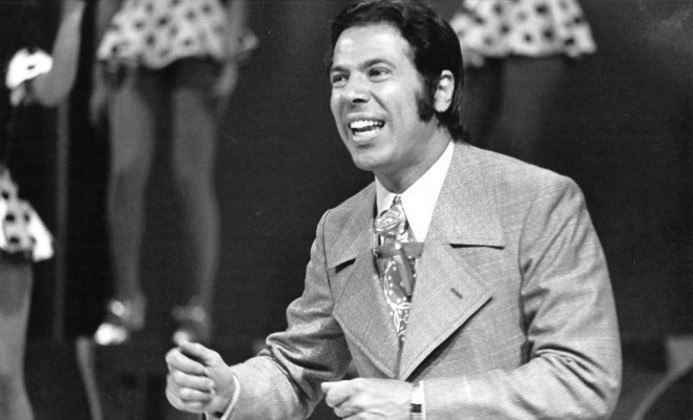 Aqui, no programa musical Os Galãs Cantam e Dançam, do início de sua carreira na TV